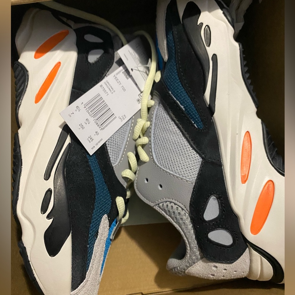 Yeezy boost 700 wave runners